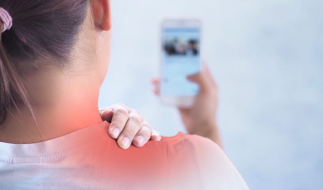 Selalunya, leher sakit kerana postur yang salah, sebagai contoh, jika seseorang menggunakan telefon pintar untuk masa yang lama